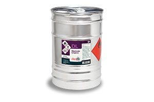 Barril de metal con contenido químico, etiquetado con símbolos de advertencia y especificaciones del producto, utilizado en aplicaciones industriales.