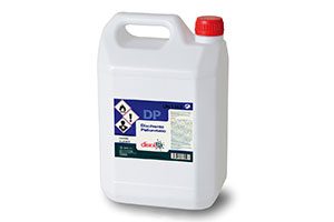 Envase de 5 litros de producto químico DP, con tapa roja y etiqueta que incluye advertencias de seguridad y uso. Ideal para aplicaciones industriales y de limpieza.