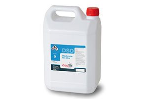 Envase de 5 litros de desinfectante DSO, ideal para la limpieza y desinfección en entornos industriales y comerciales, con tapa roja y etiqueta informativa.